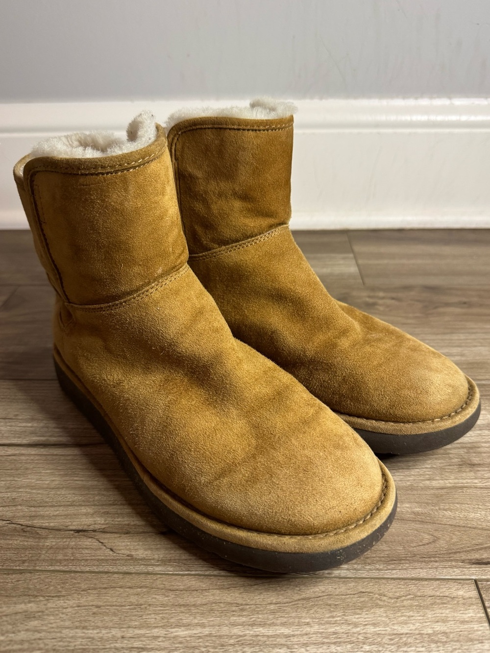 UGG Abree 1016548 Women Mini Ankle Sheepskin Suede SIDE ZIP
Boots Size 7US 38EU